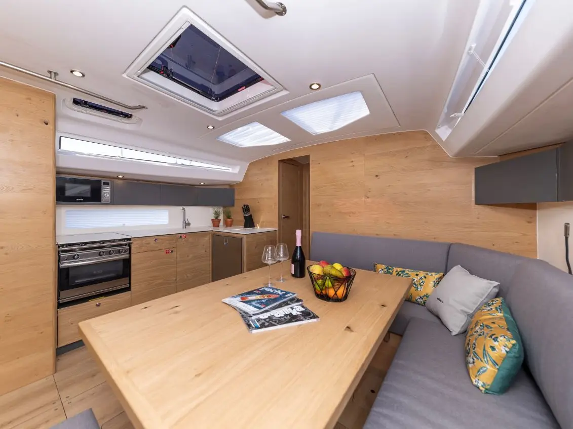 Amaretto, Interior image