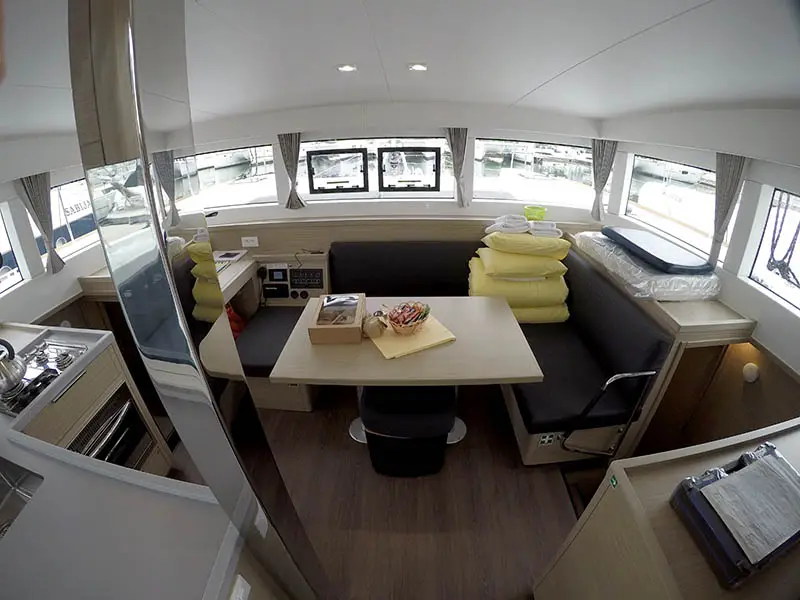 Tom Cat, Interior image