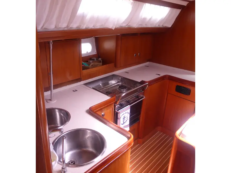 Nafsika, Interior image