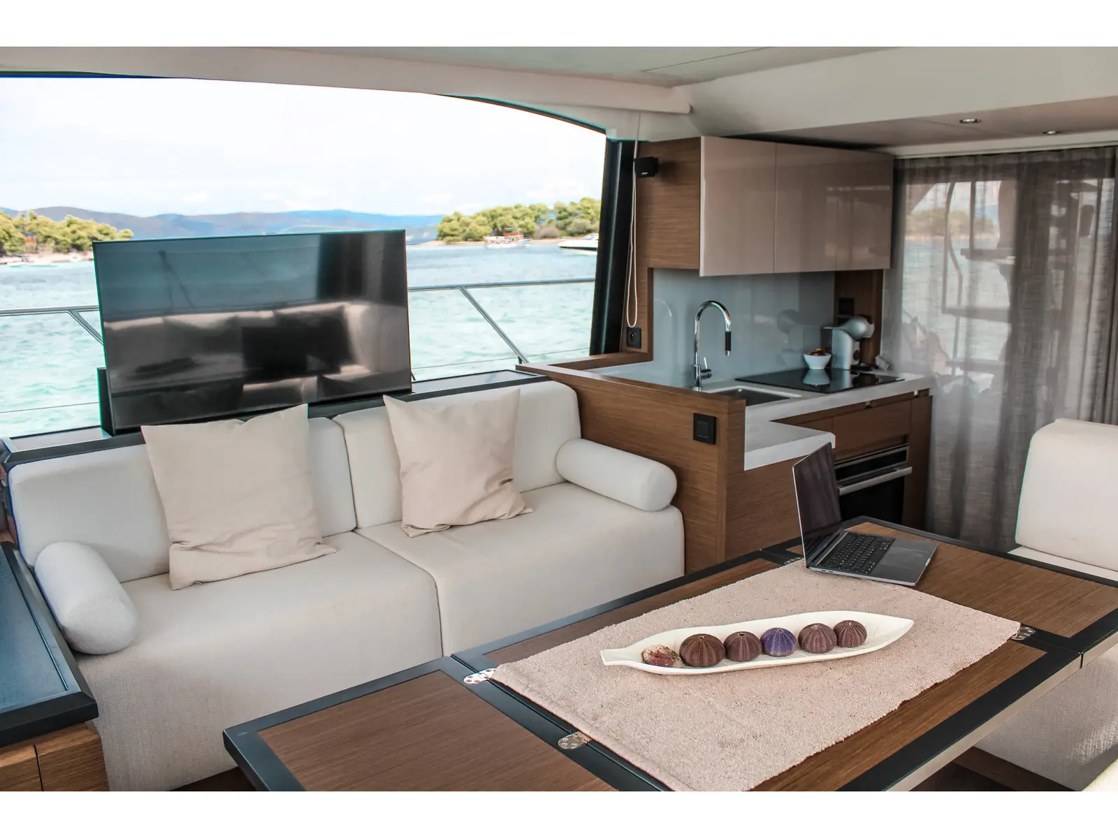 Nora, Interior image