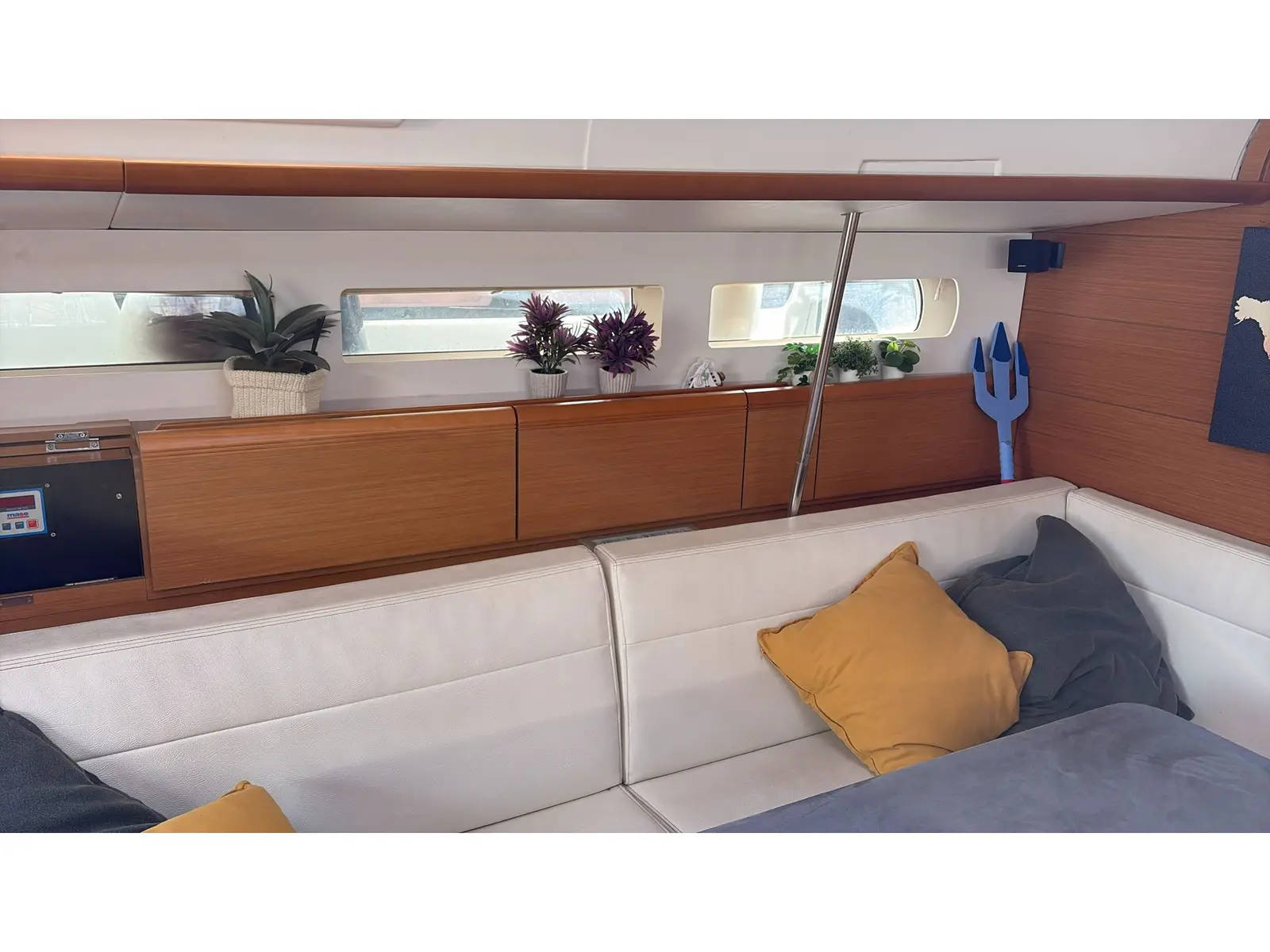 KAOS, Interior image