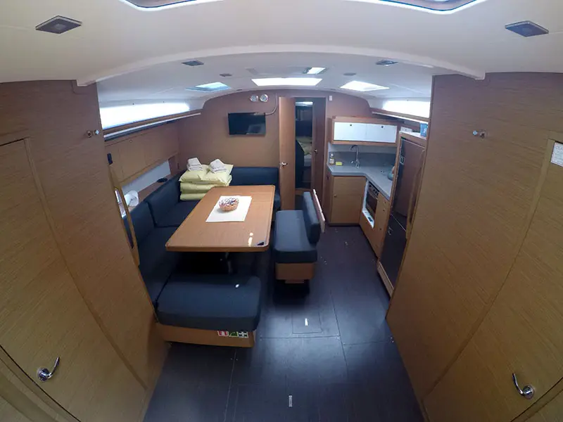Avanti, Interior image