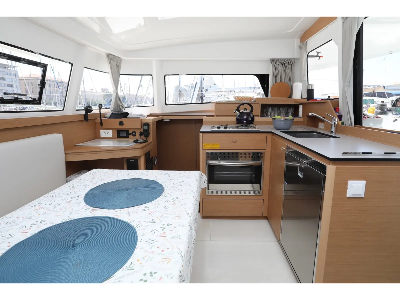 Gold Kiss, Interior image