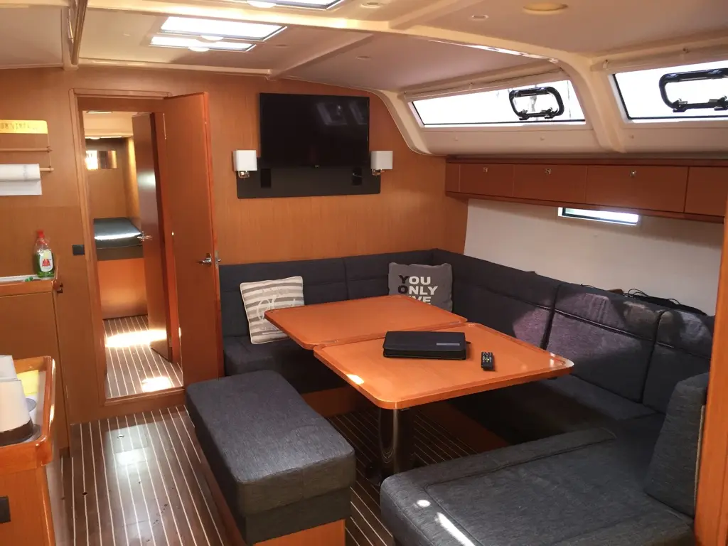 Oreo, Interior image
