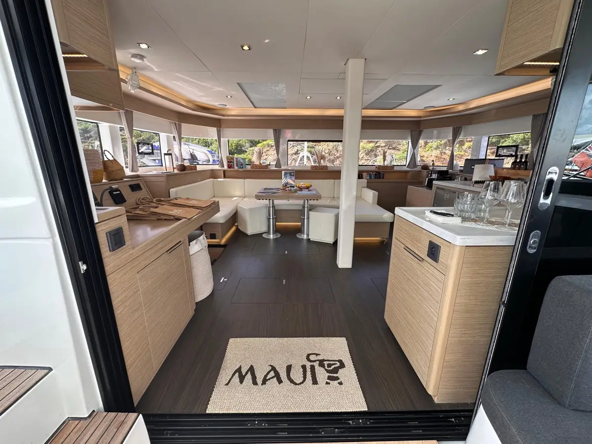 Maui- FIRST CLASS, photograph 8