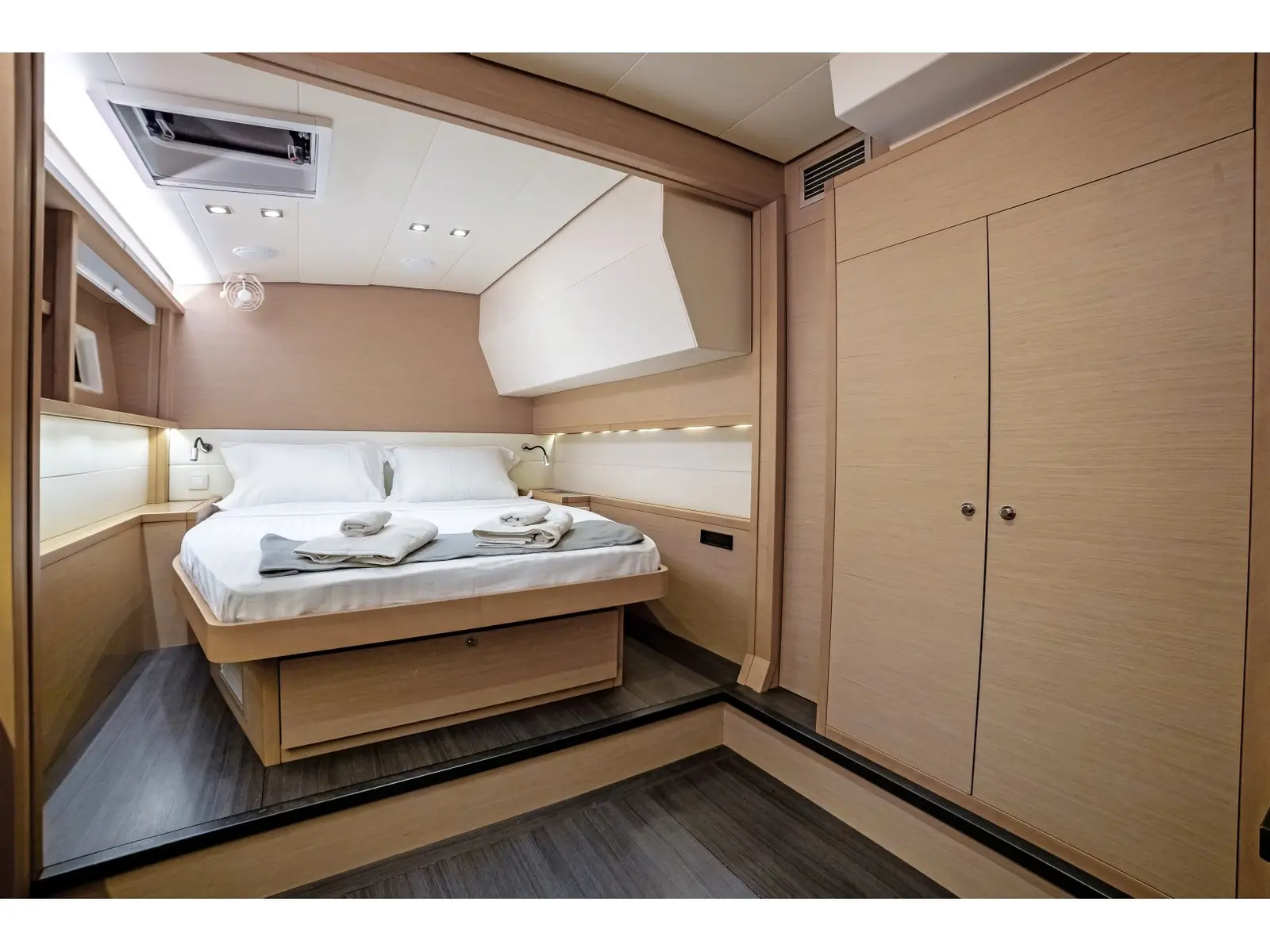 White Pearl, Interior image