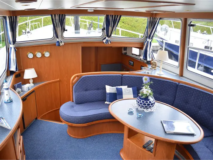 Michelle, Interior image