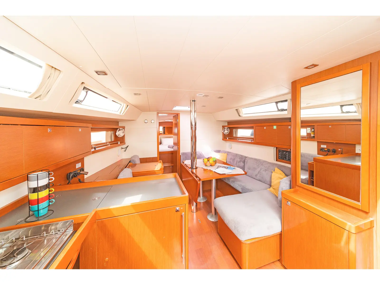 Huschel II, Interior image