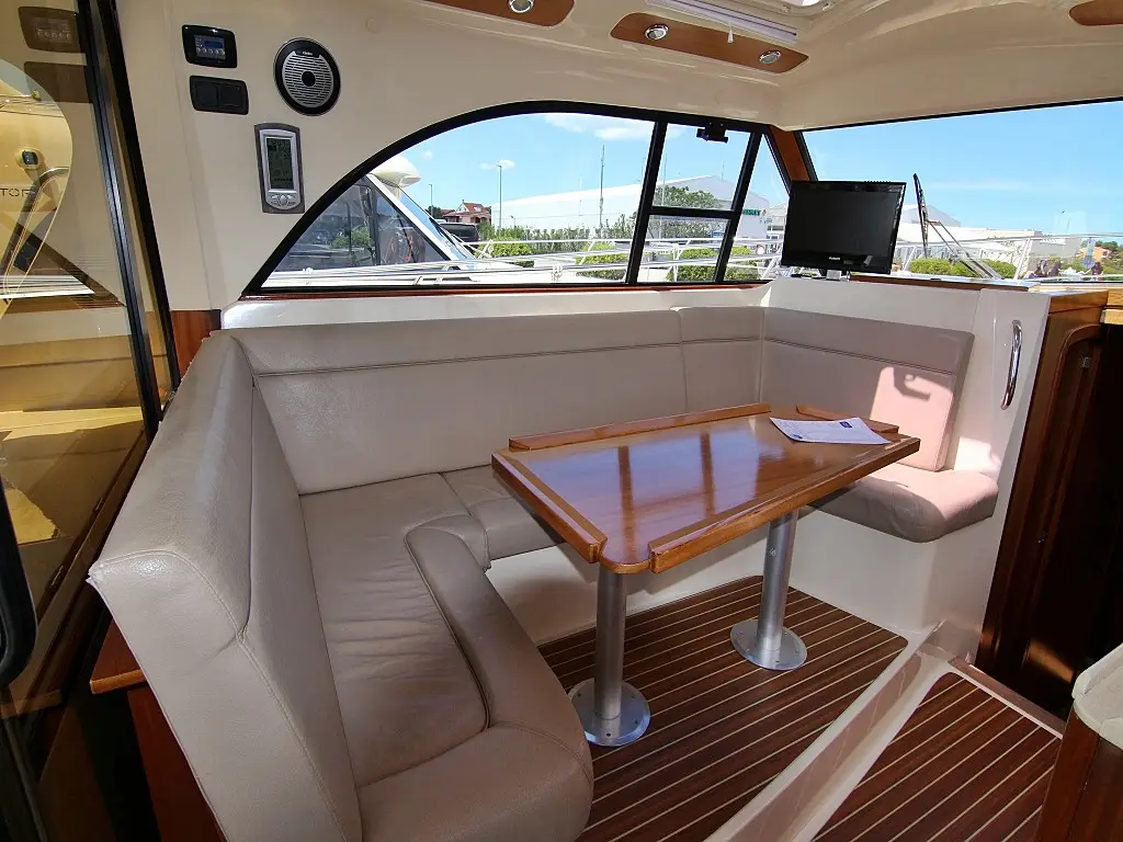 FRANKA, Interior image