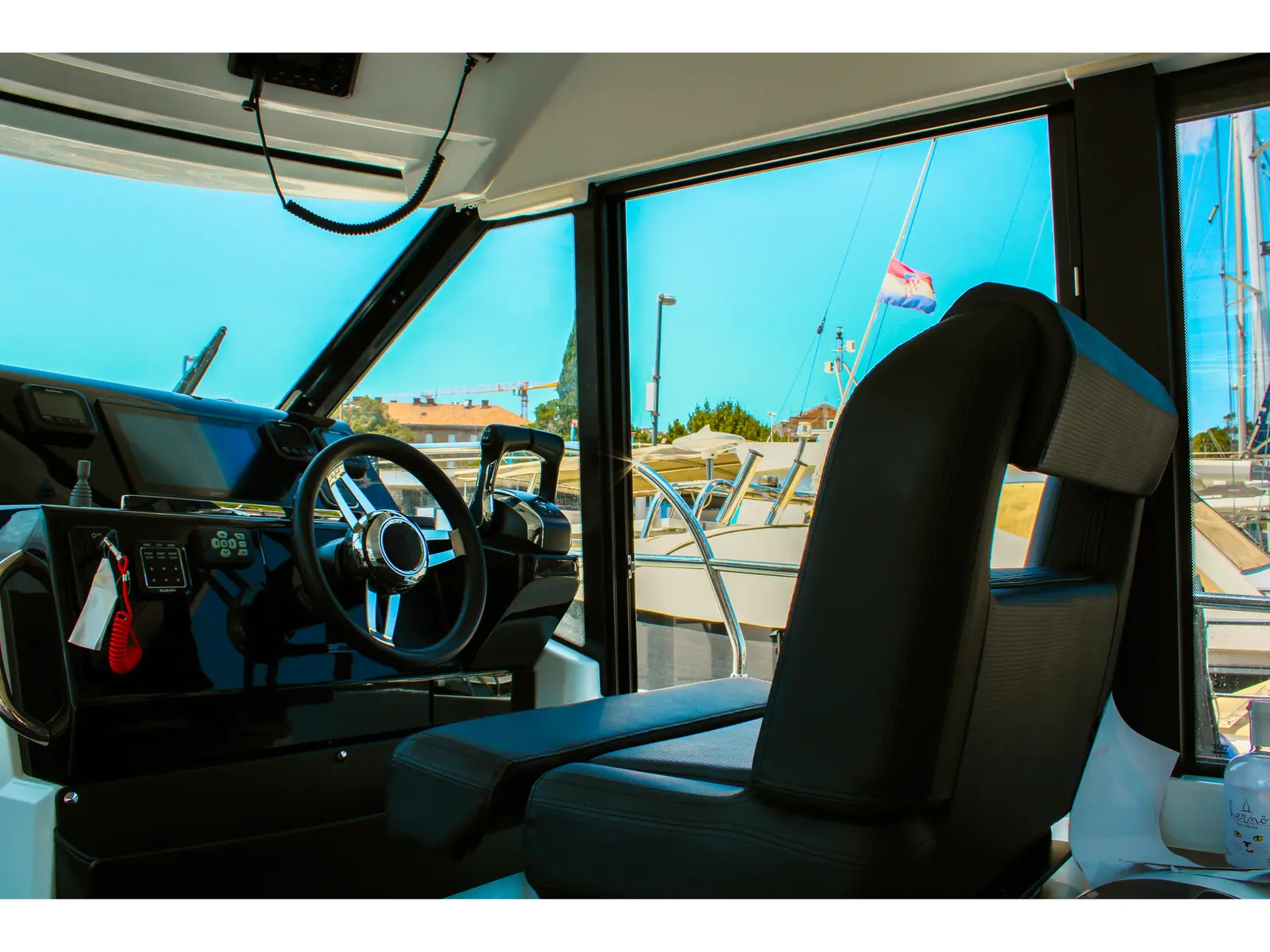 NIKA, Interior image
