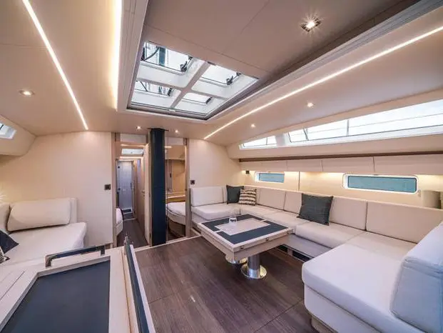 Uranos, Interior image