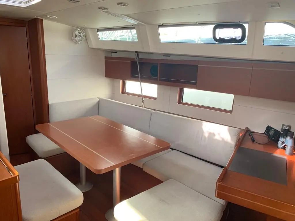 Alice, Interior image