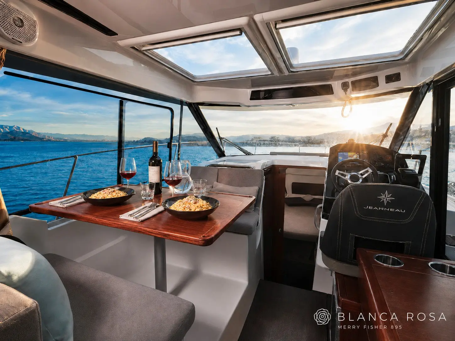BLANCA ROSA, Interior image