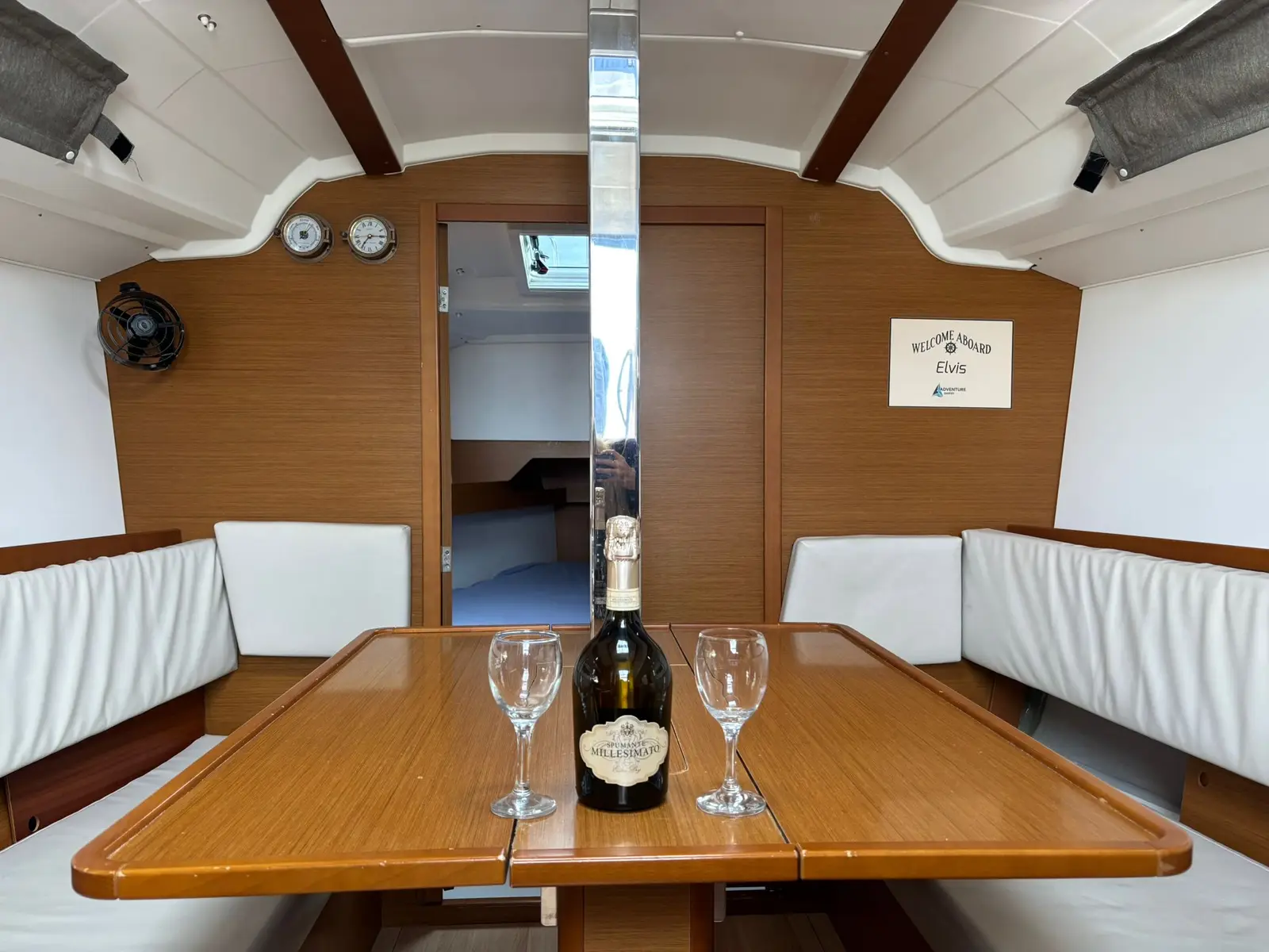 Elvis, Interior image