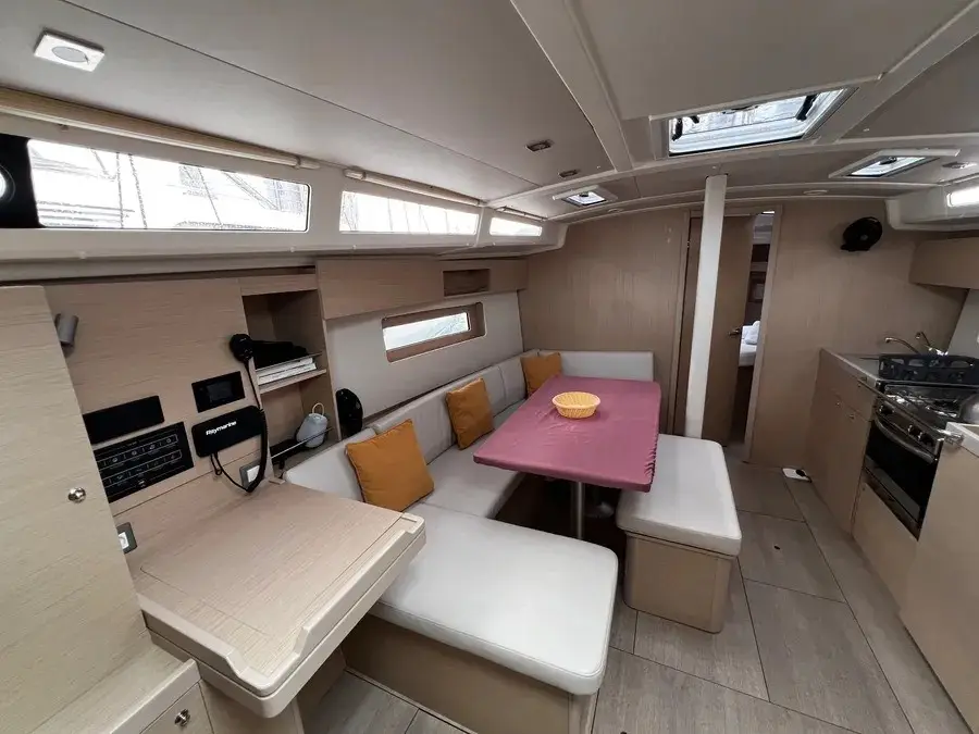 AVRA, Interior image