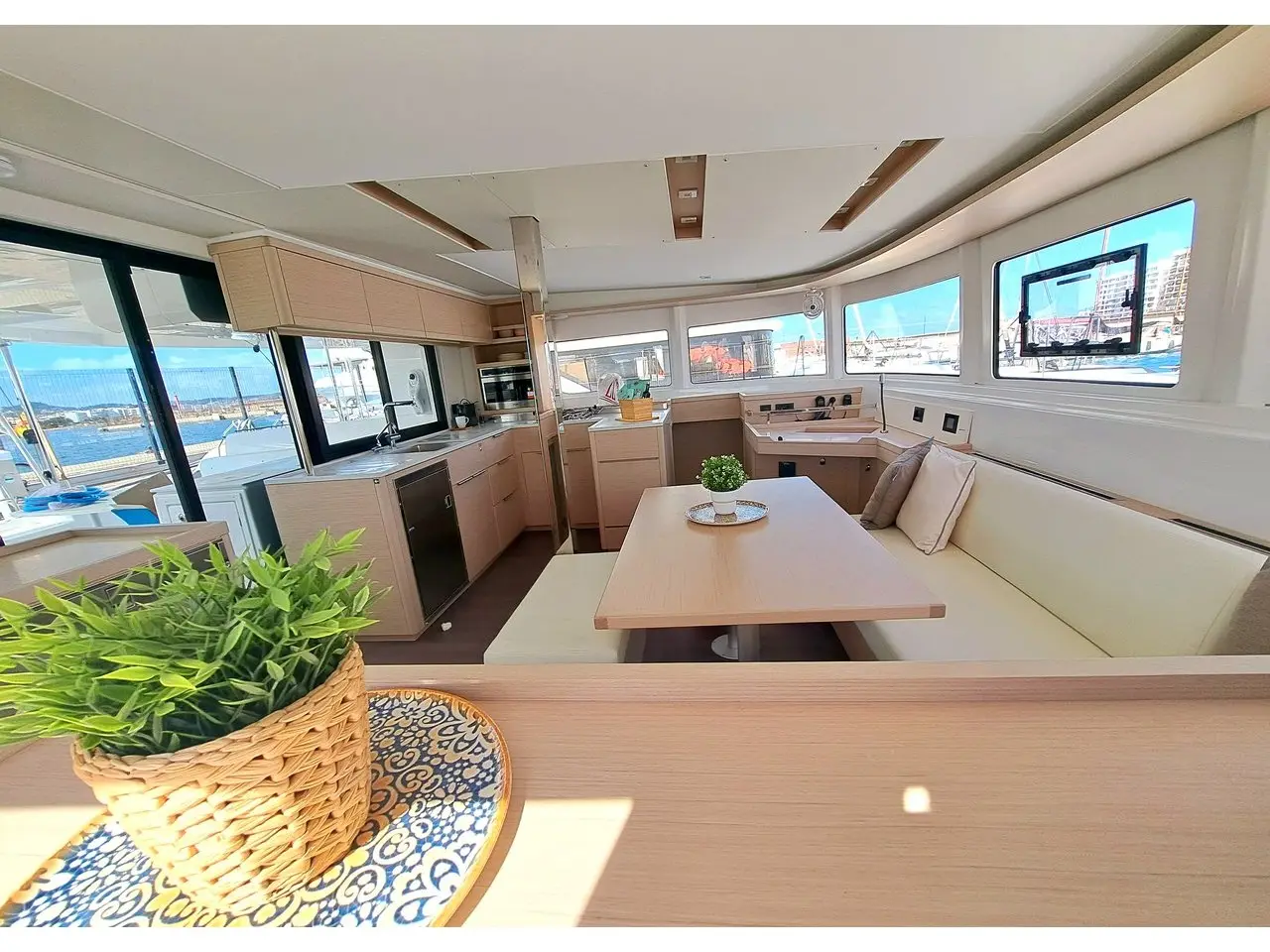 Silver Elli, Interior image