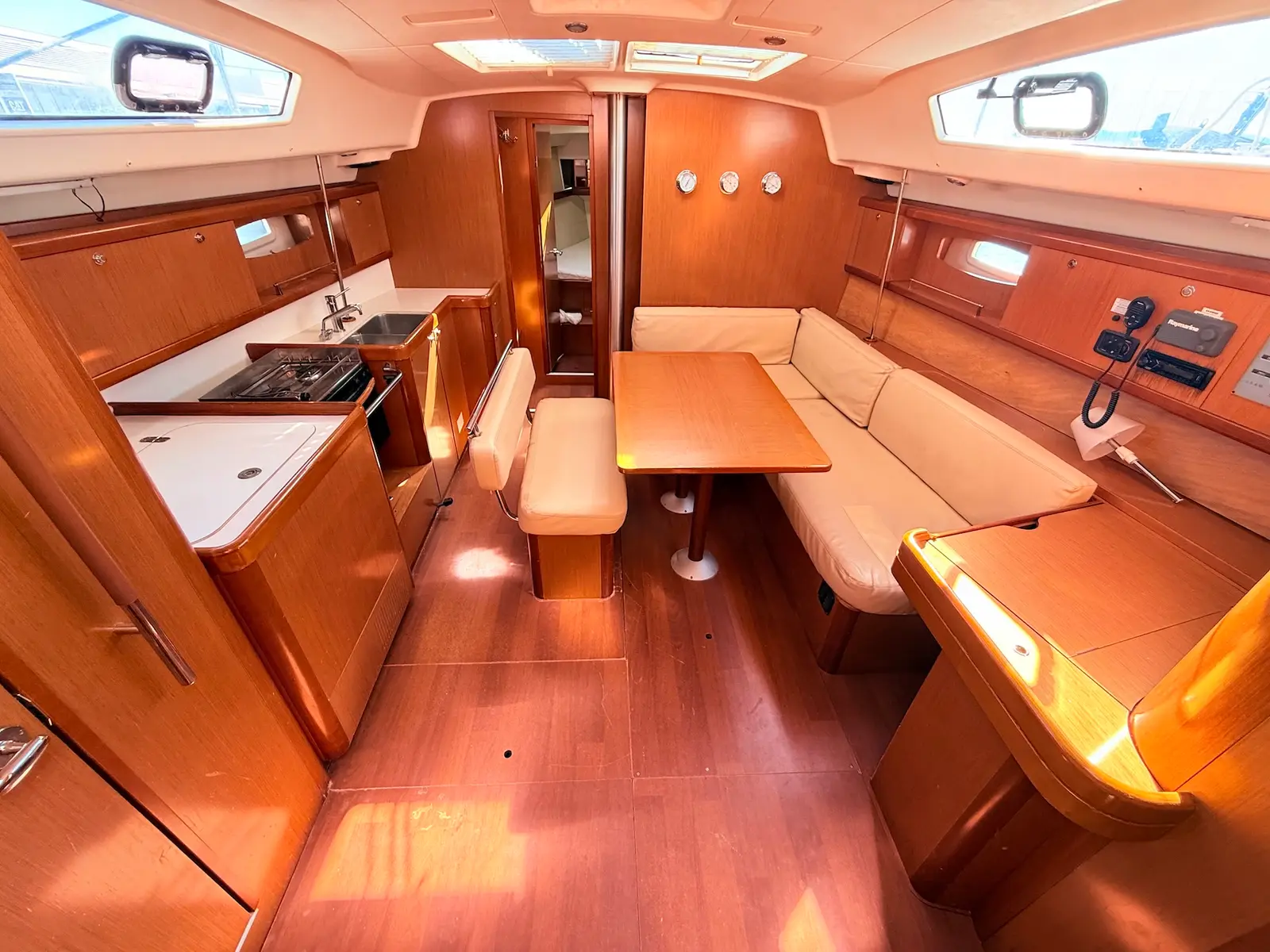 Valdeker II, Interior image