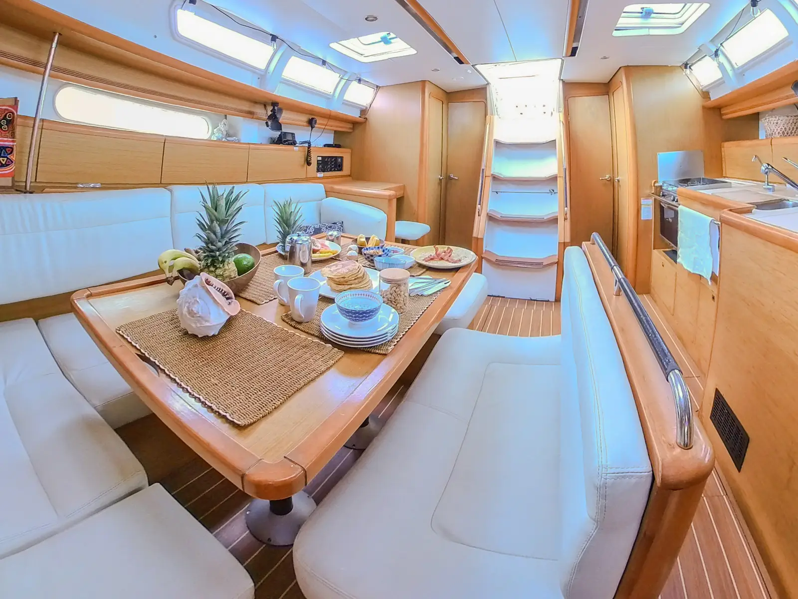 Guji, Interior image