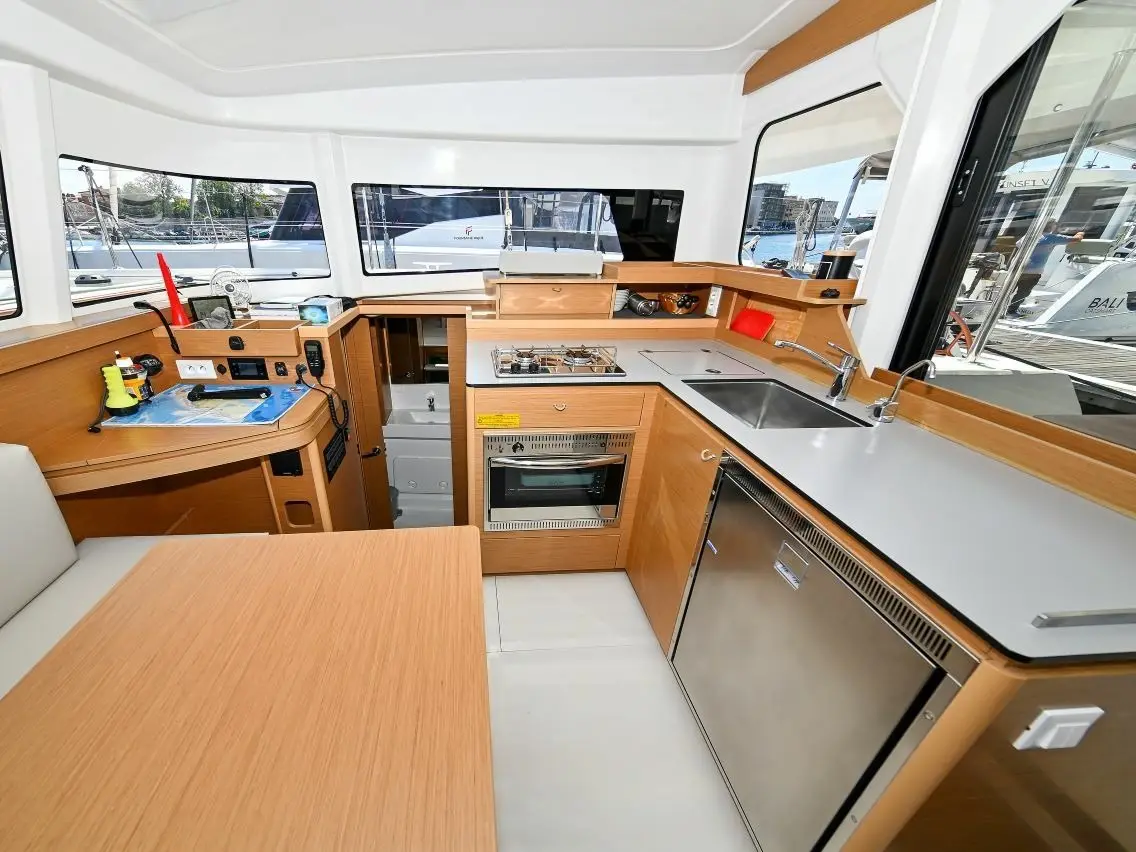 ISLAND BLUE V, Interior image