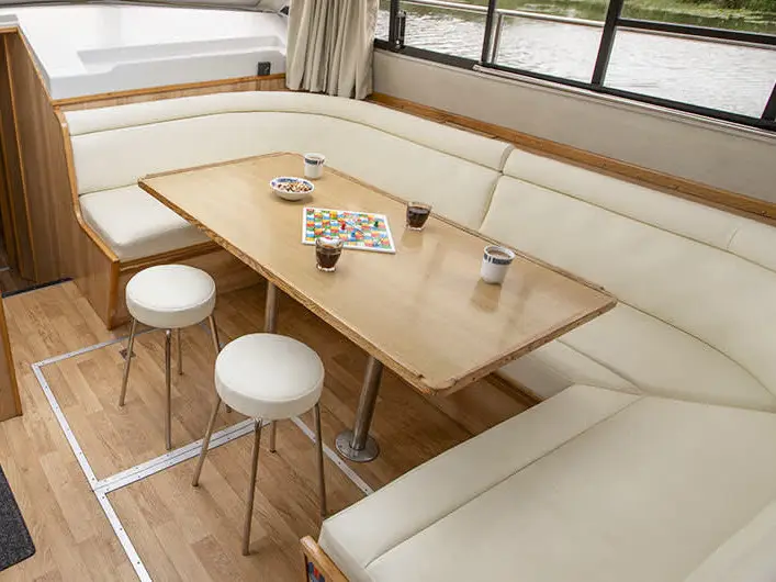 Classique Star - Budget 15, Interior image