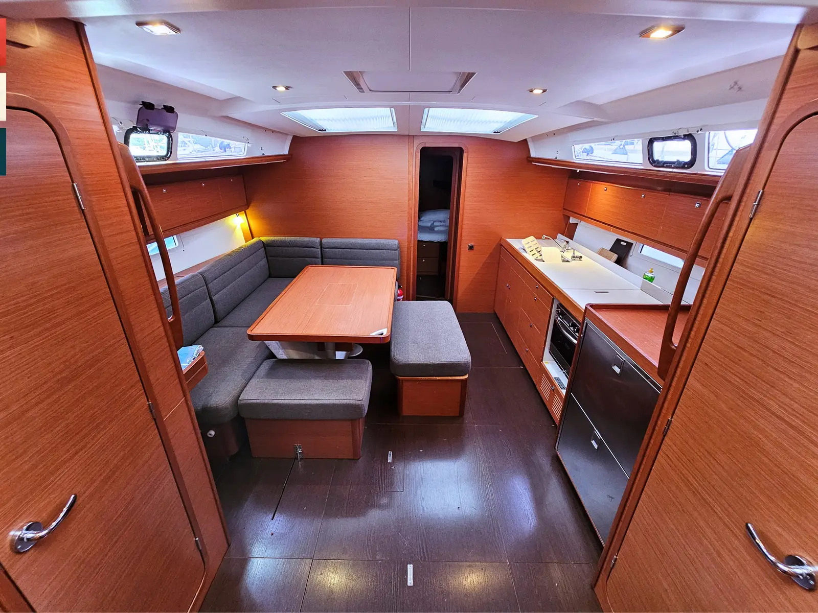 Katajina AC/Gen, Interior image