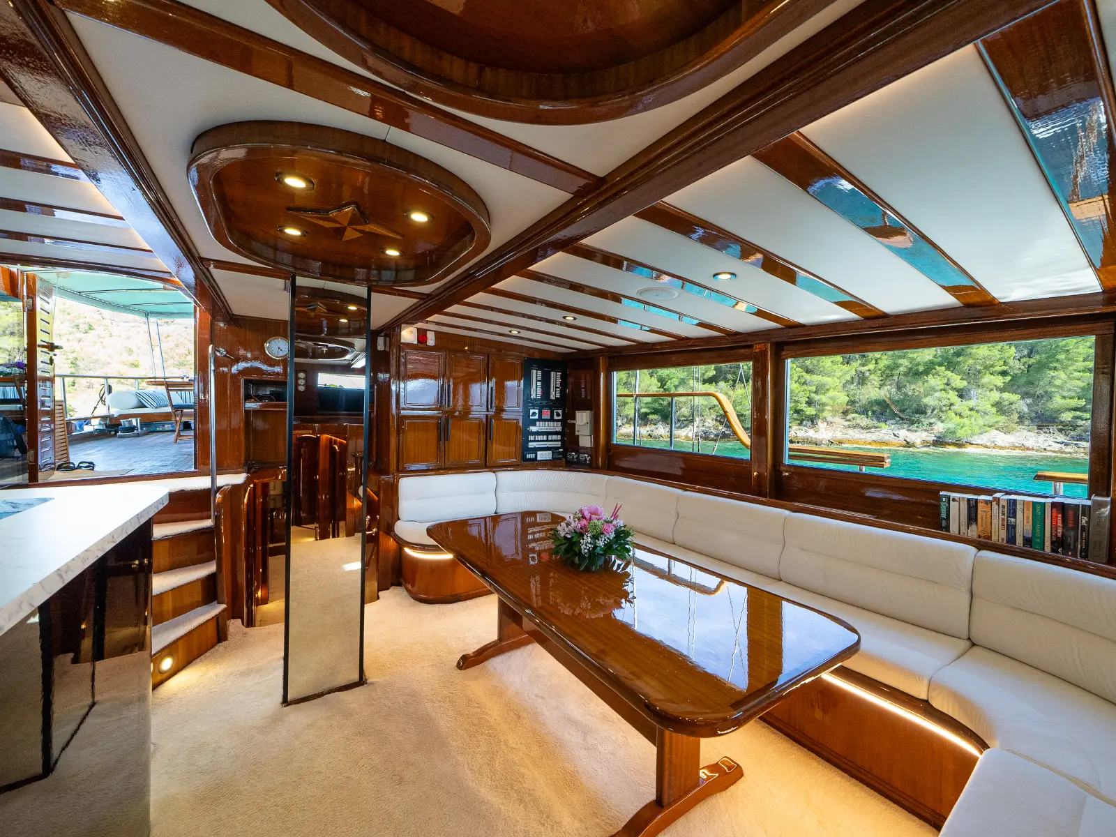 Allure, Interior image