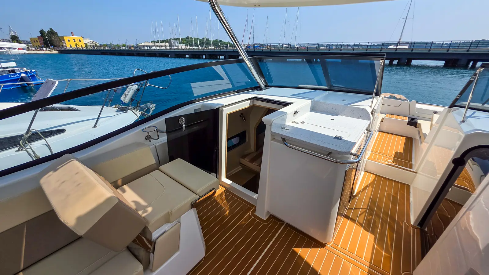 Aquila 32, photograph 3