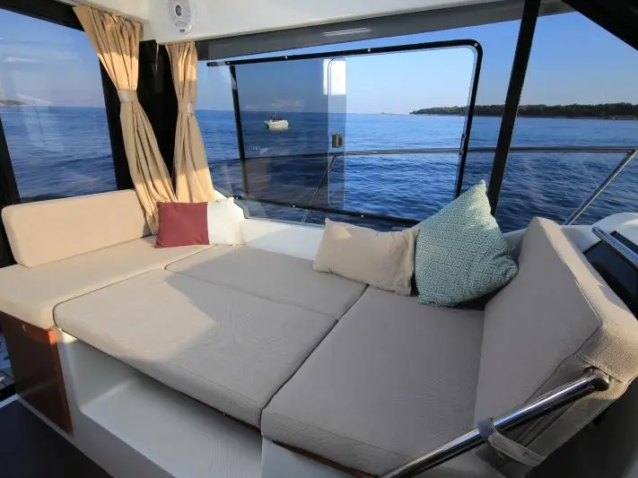 MF 895, Interior image