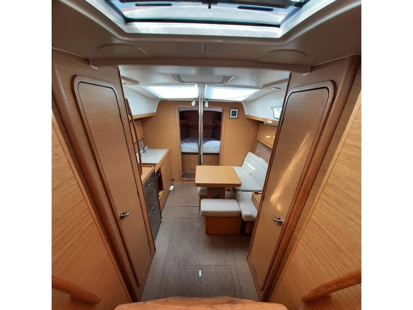 Notus, Interior image
