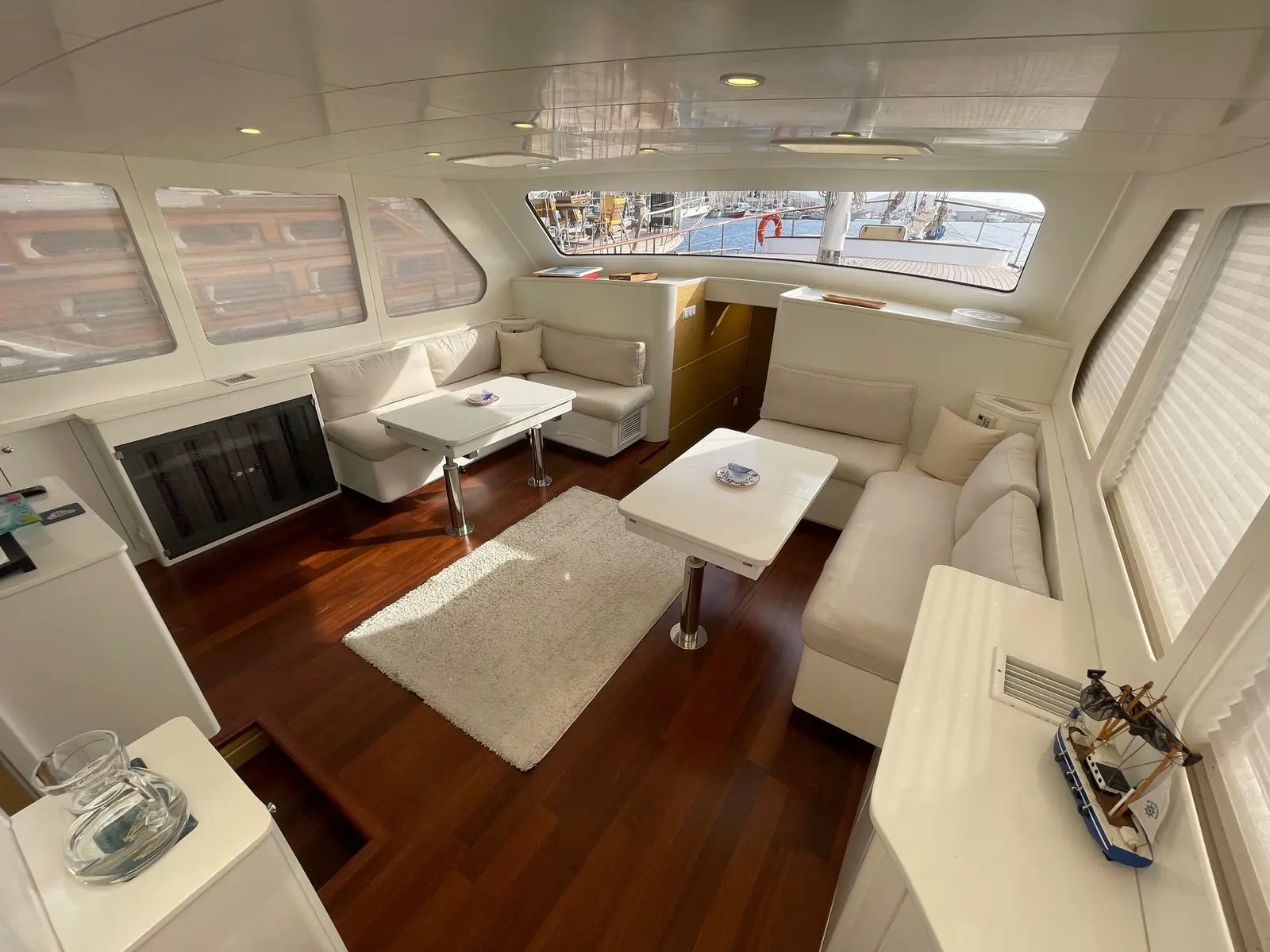 Elifim 11, Interior image