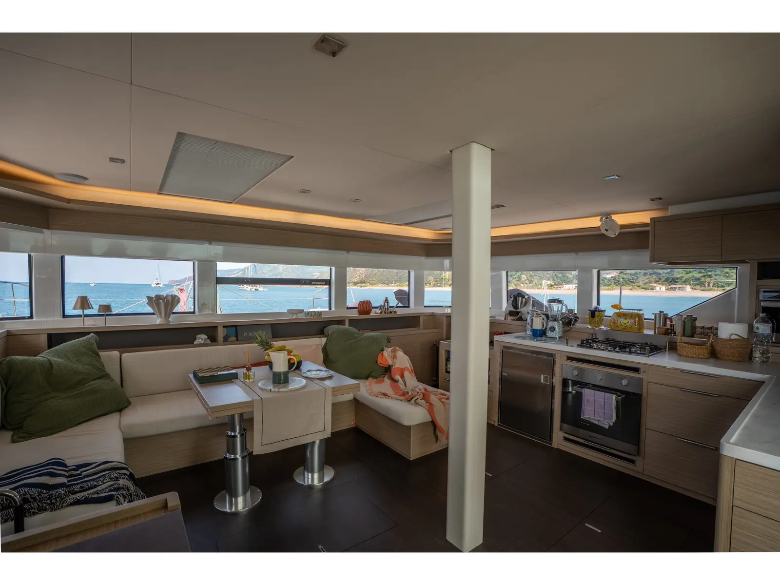 SAILUXE - Vega, Interior image