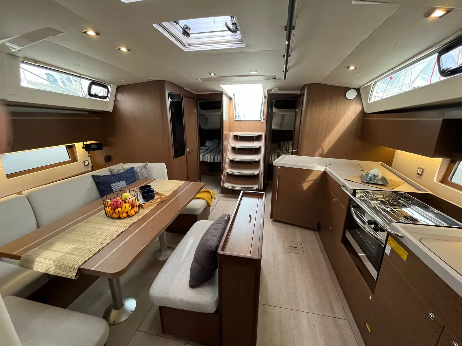 SUMMER SPIRIT, Interior image