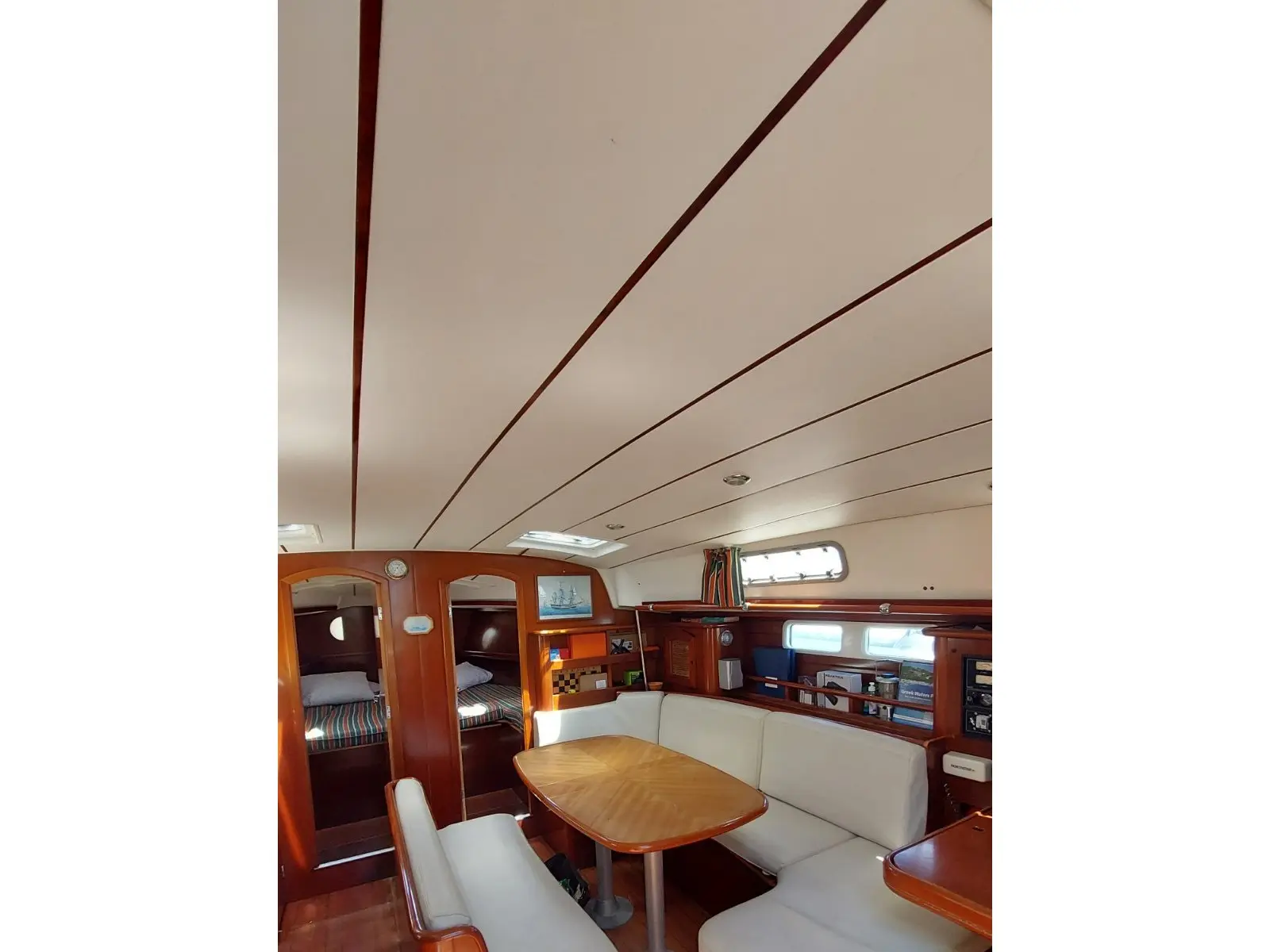 MOLLY'S, Interior image