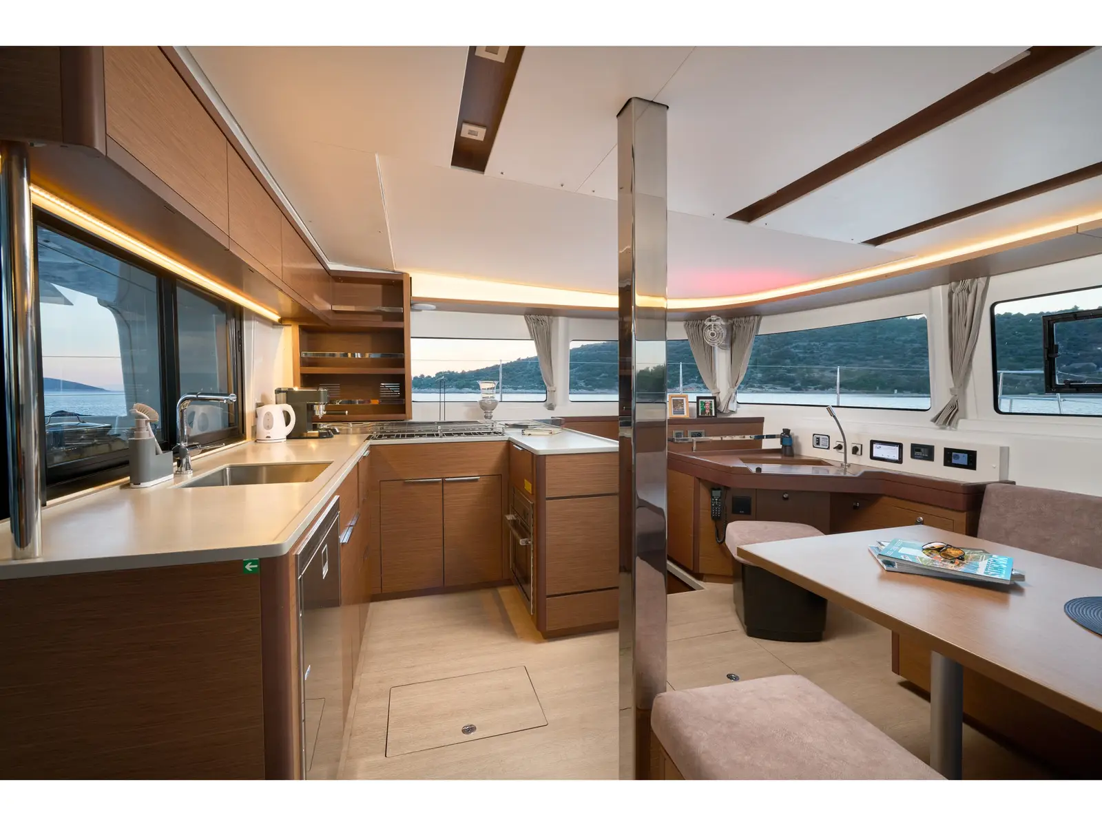 VOYAGE, Interior image