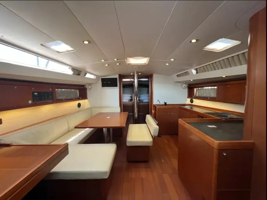 AF-O48S, Interior image