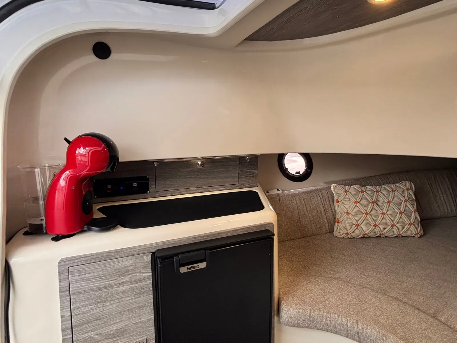 no name, Interior image