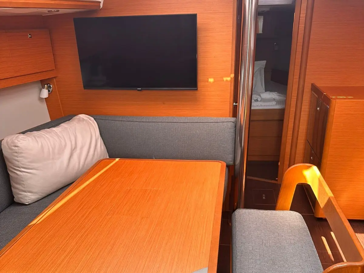 Scarlet, Interior image
