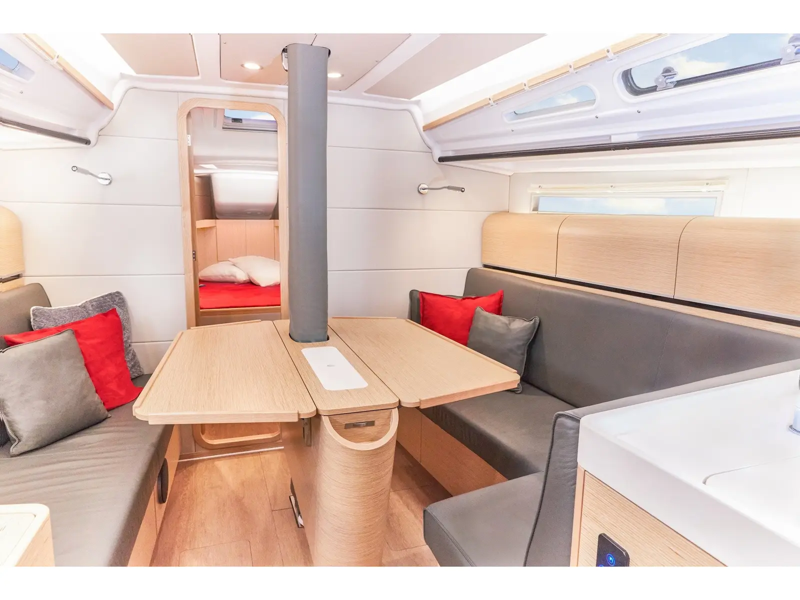 Just B!, Interior image