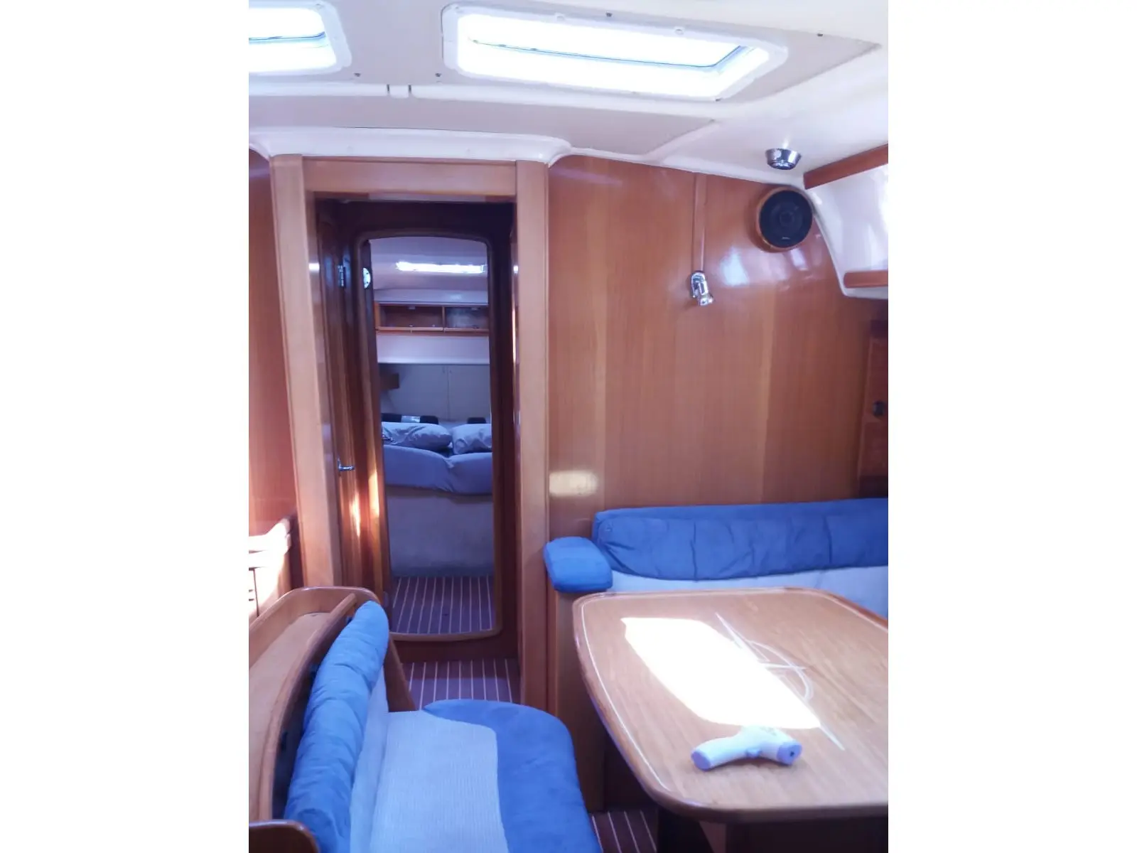 Sandra, Interior image