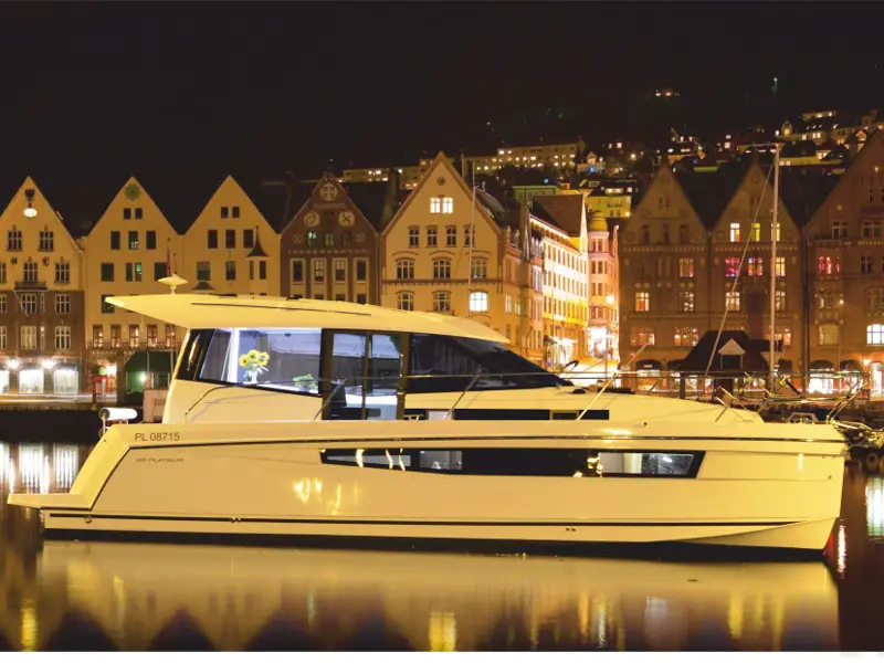 Platinum 989 Flybridge, Main image