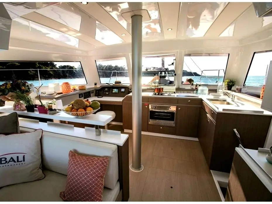 STEADY STREAMER, Interior image