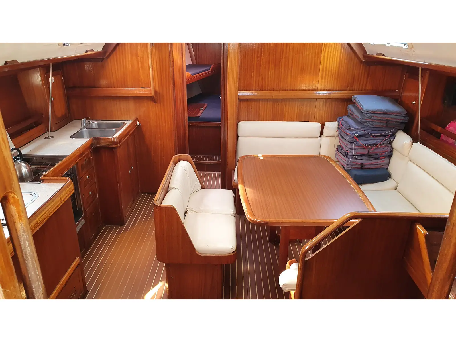 Achilleas II, Interior image