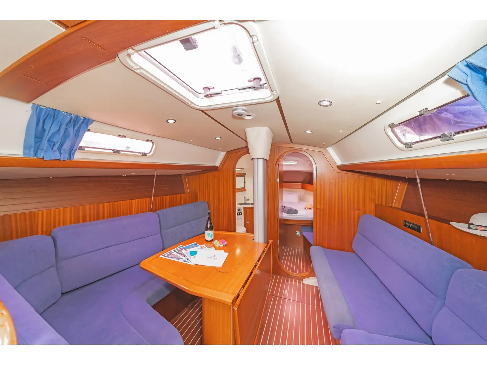 Vira, Interior image