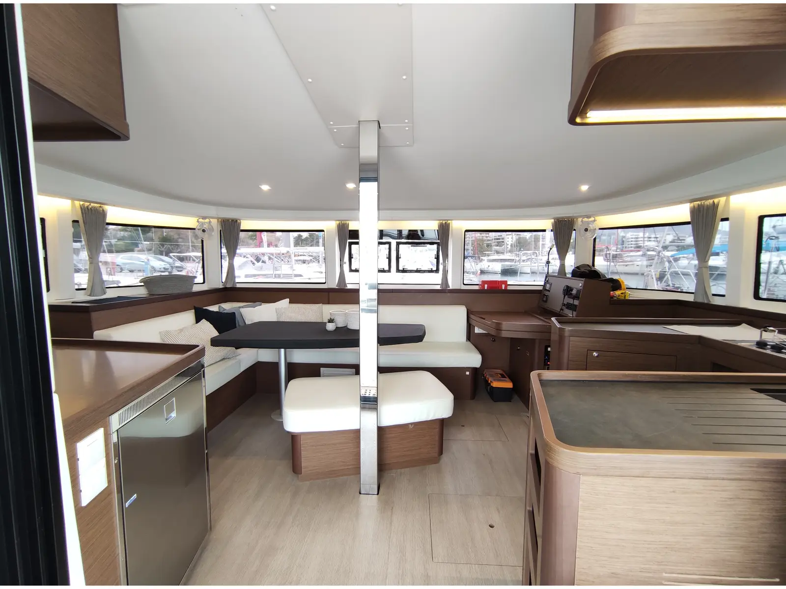 Aktaia, Interior image