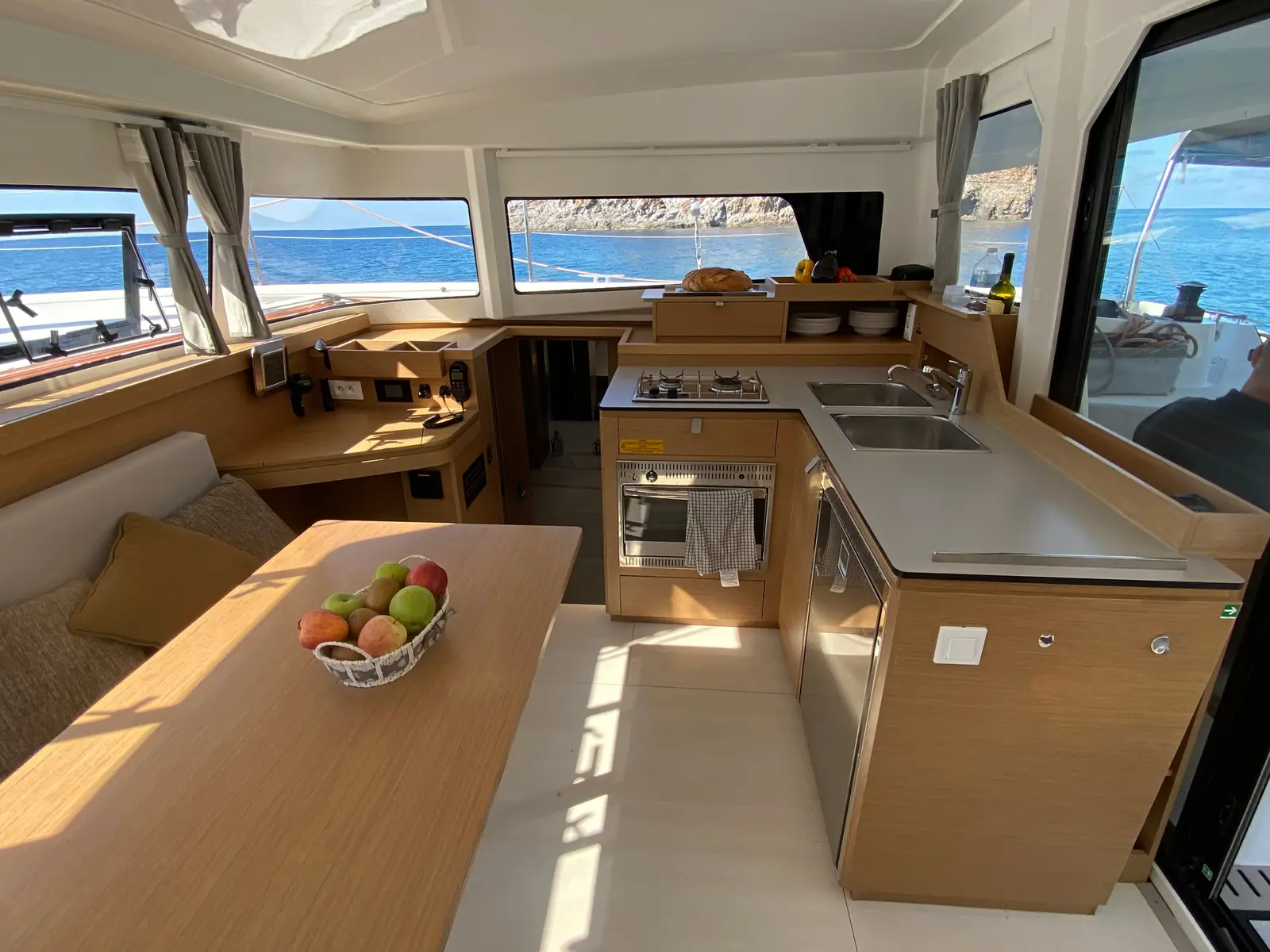 Pontinesia, Interior image