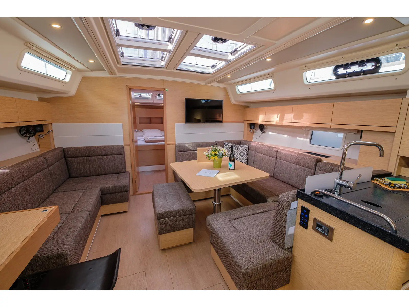 Ella, Interior image