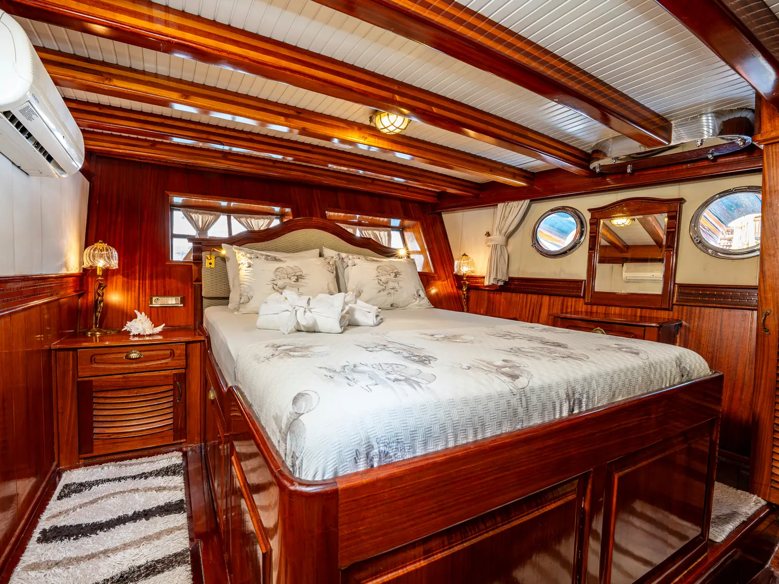 Grand Admiral, Interior image