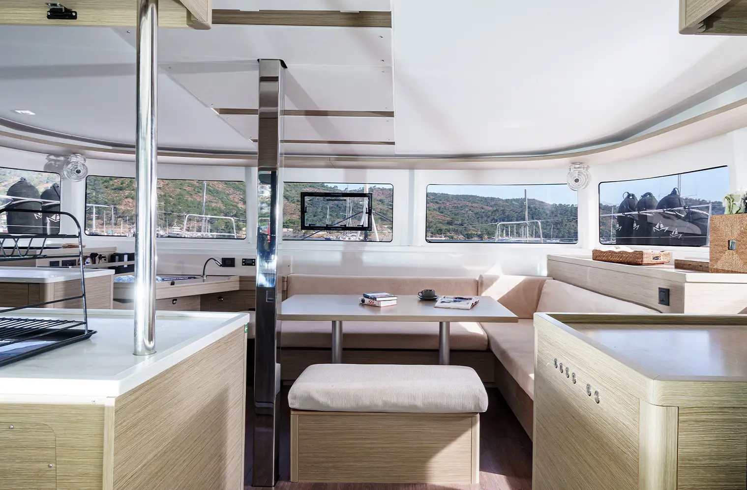 Lua, Interior image