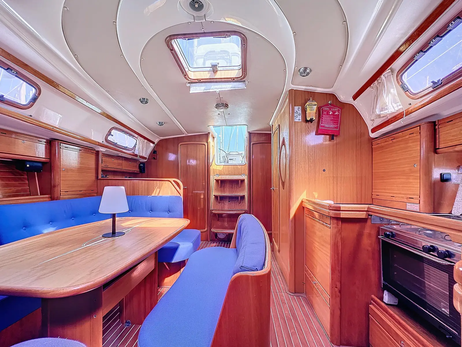 Okeanis S, Interior image