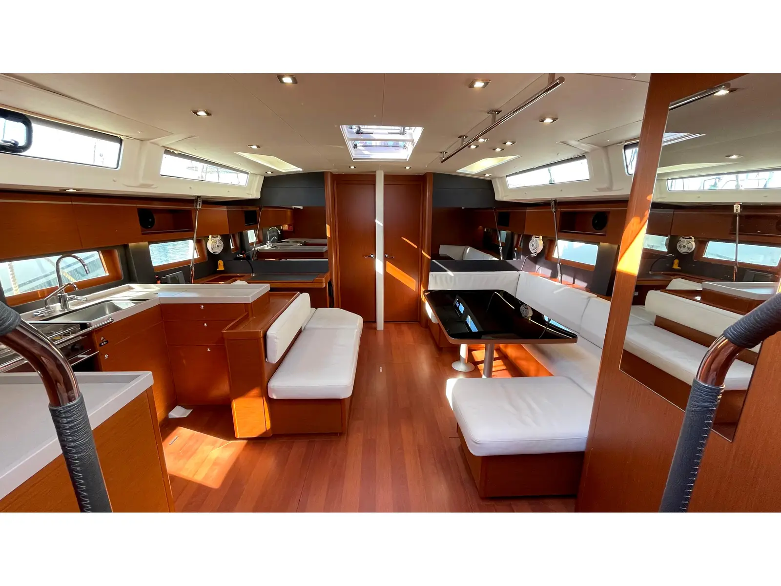 Black Swan (A/C - Generator - 12 pax), Interior image